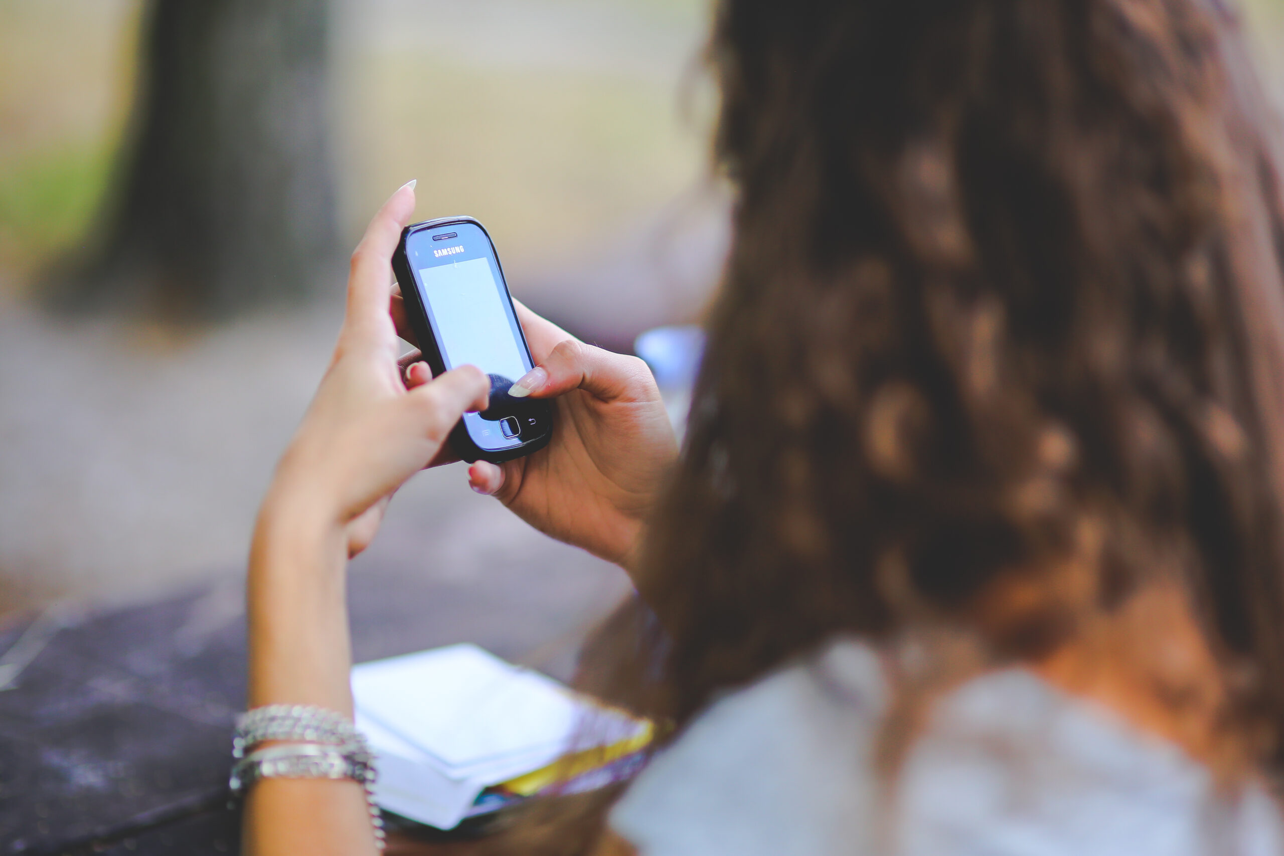 De batterij van je telefoon is leeg – hoe denk je te gaan appen?